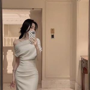 荡领斜肩露肩性感中长款不规则收腰气质包臀褶皱连衣裙子女装夏季