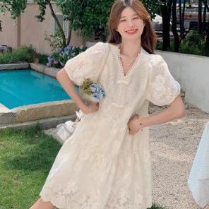 白色新中式改良国风连衣裙女夏2025新款小个子刺绣重工高级感裙子